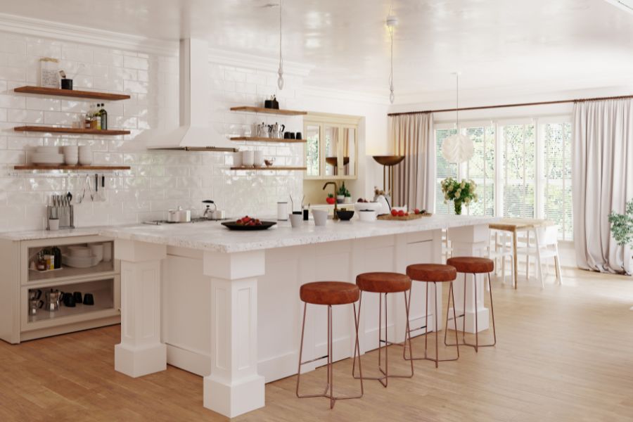 Une grande cuisine sans placard avec étagères ouvertes en bois, îlot central blanc et tabourets en cuir sur parquet clair.