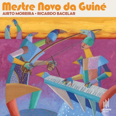 Pochette colorée de style pictural illustrant le nouveau single de Ricardo Bacelar et Airto Moreira intitulé "Mestre Novo da Guiné", montrant deux musiciens stylisés jouant du berimbau et du clavier.