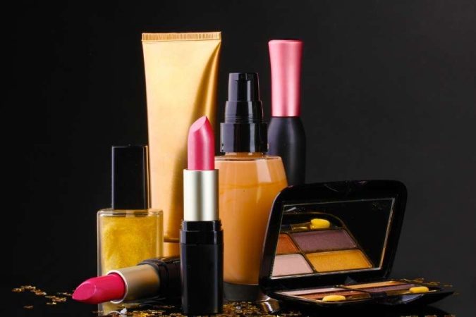Plusieurs flacons et rouges à lèvres représentant des produits de beauté périmés.